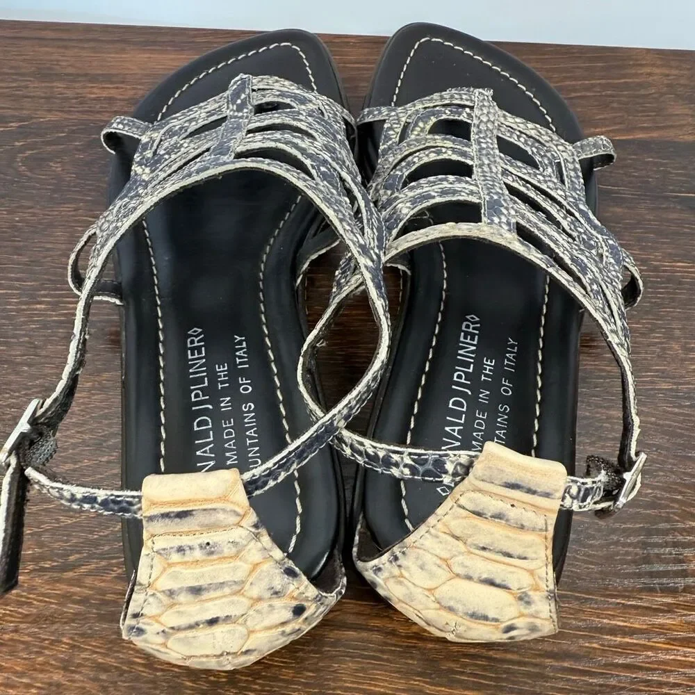 Donald J Pliner Womens snake print sandal size 6